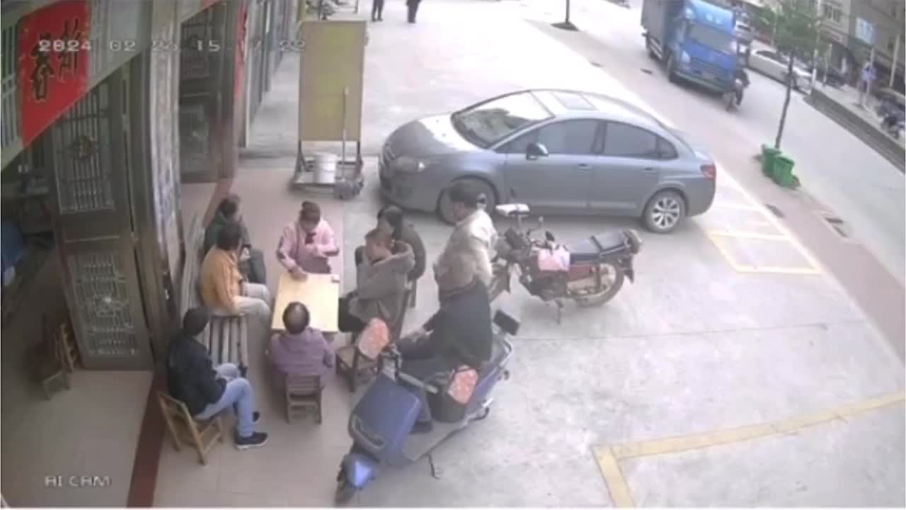 Video - Tránh xe máy, xe tải lao lên vỉa hè tông ngã nhóm người đang chơi bài