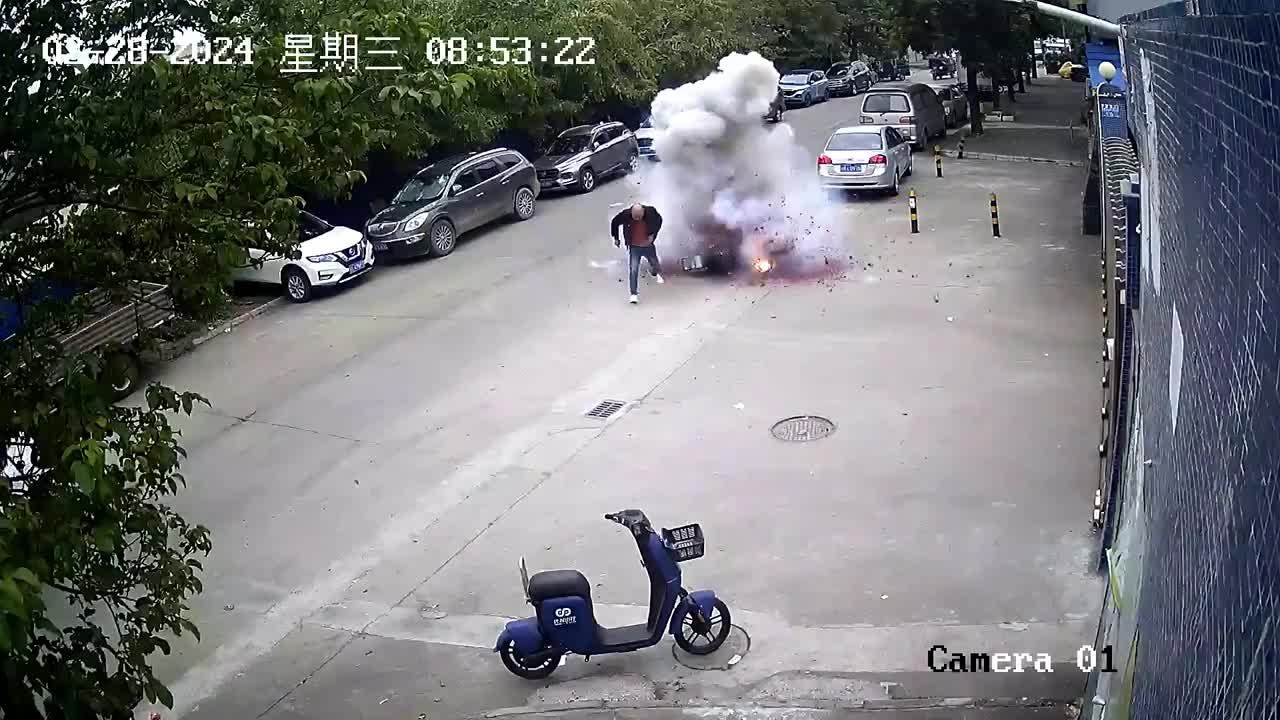 Video - Clip: Pháo chở trên xe bất ngờ phát nổ, người đàn ông sợ hãi bỏ chạy