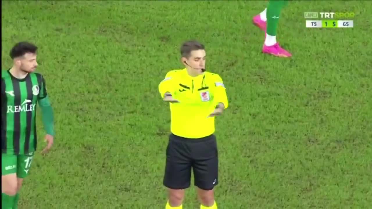 Video - Clip: Từ chối bắt tay trọng tài, cầu thủ nhận ngay thẻ đỏ