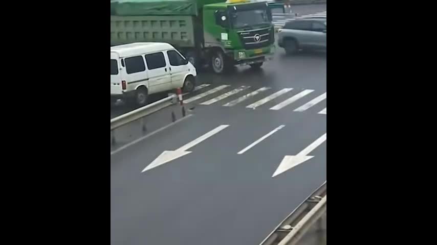 Video - Clip: Đi vào điểm mù, người đàn ông bị xe tải kéo lê 20 mét