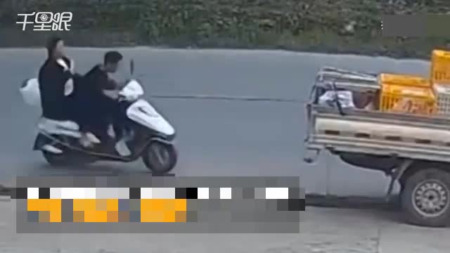 Video - Clip: Không chú ý quan sát, hai thanh niên lao thẳng vào đuôi xe tải