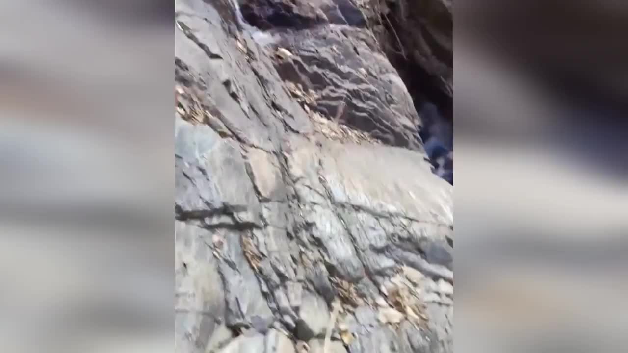 Video - Clip: Trượt tay, người đàn ông rơi khỏi vách đá dựng đứng