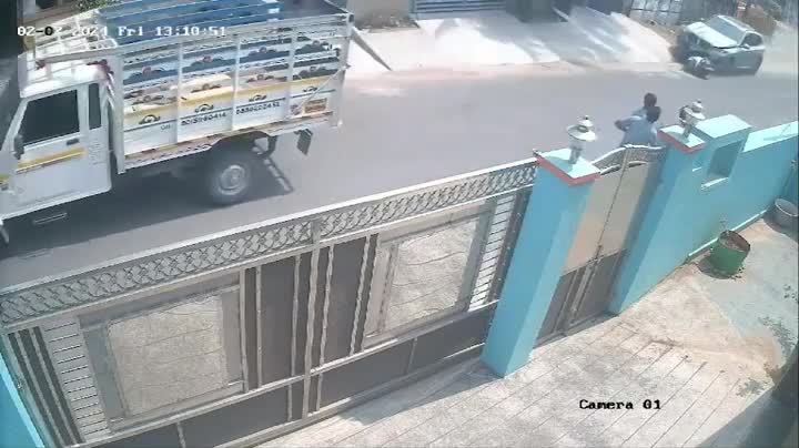 Video - Clip: BMW tông trực diện 2 người đàn ông, kéo lê xe máy 50 mét