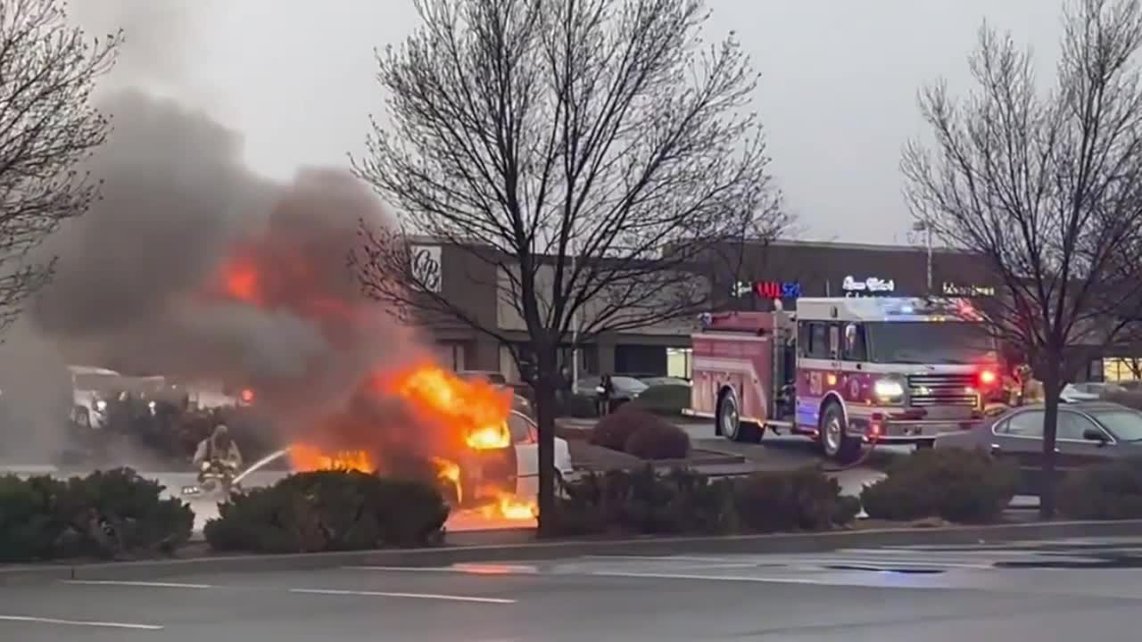 Đời sống - Ô tô bất ngờ bốc cháy dữ dội gần trung tâm mua sắm