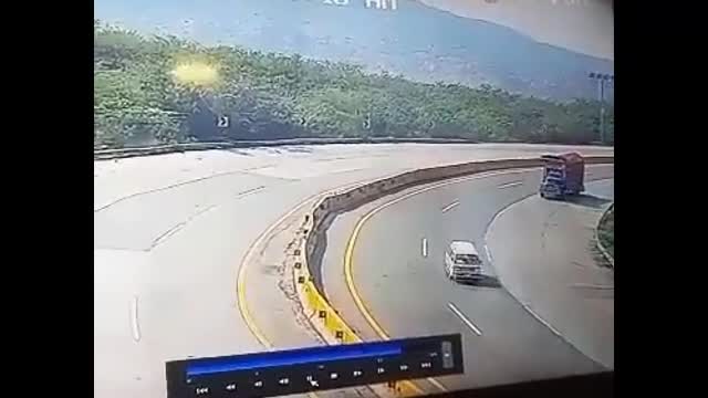 Video - Clip: Hỏng phanh, xe buýt lao qua dải phân cách tông lật ô tô con