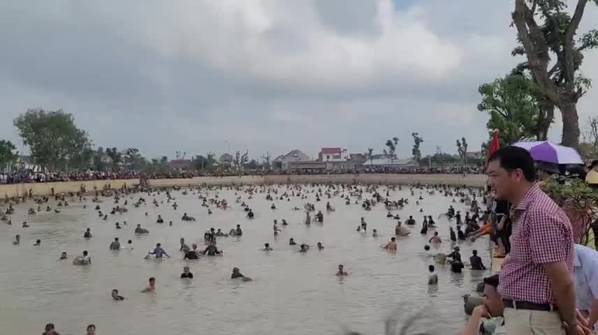 Dân sinh - Hàng nghìn người dân tham gia lễ hội bắt cá ngày cận Tết