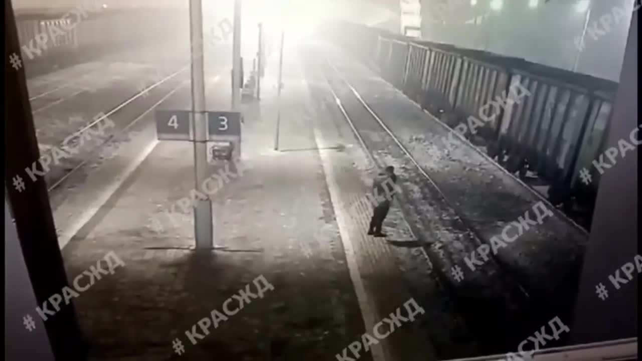Video - Clip: Say rượu đi ra giữa đường ray, người đàn ông bị tàu tông tử vong