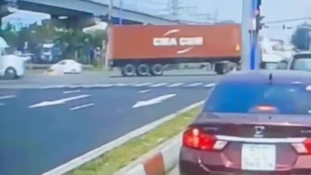 Video - Clip: Va chạm với xe đầu kéo, người đàn ông bị cán tử vong