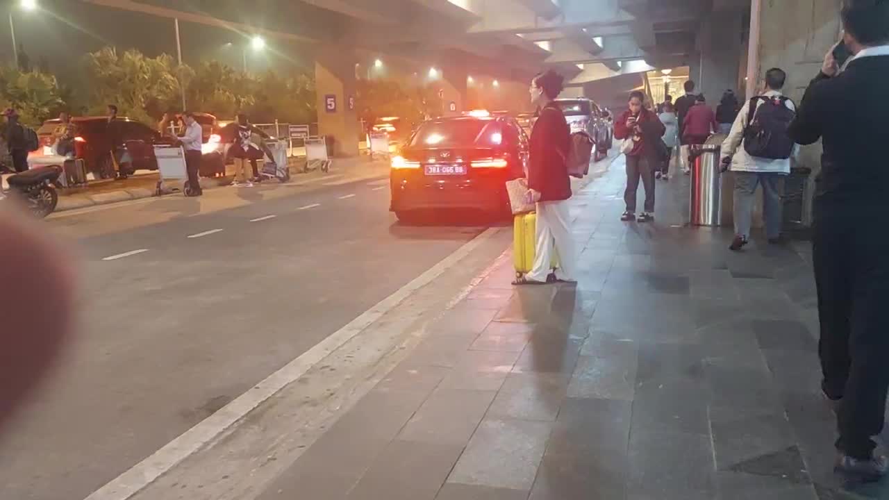 Dân sinh - Hà Tĩnh: Yêu cầu báo cáo vụ xe biển xanh lắp đèn, còi ưu tiên đón con ở sân bay