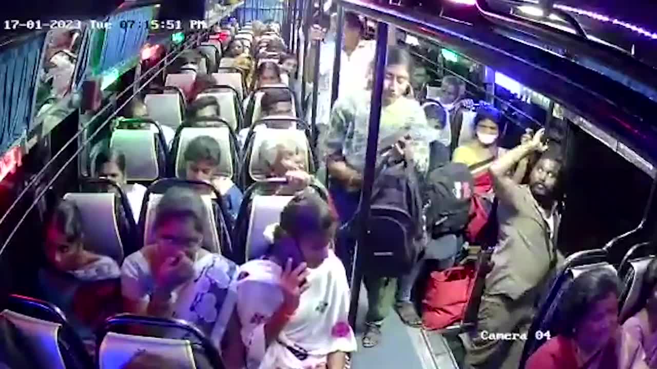 Video - Clip: Phụ xe phản xạ cực nhanh, cứu người phụ nữ suýt rơi khỏi xe buýt