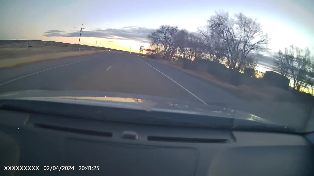 Video - Clip: Đột ngột mất ý thức, nữ tài xế xe bán tải đâm sập trạm xăng