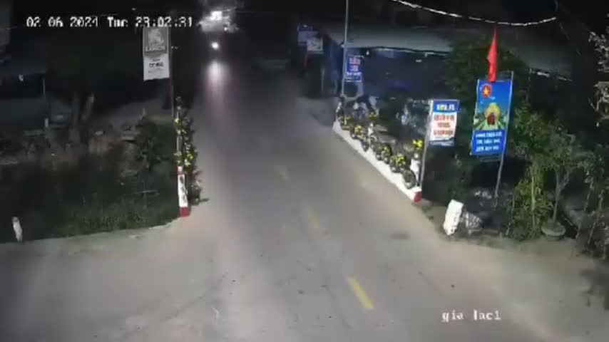 Video - Clip: Xe máy đấu đầu trong đêm, 2 thanh niên văng xuống đường bất tỉnh