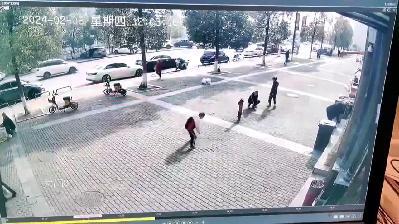 Video - Clip: Nghịch dại ném pháo vào nắp cống, bé trai bất tỉnh sau vụ nổ