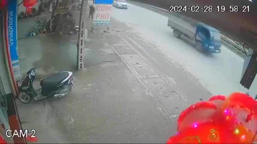 Video - Clip: Tông vào hông xe tải đang quay đầu, người đi xe máy bất tỉnh