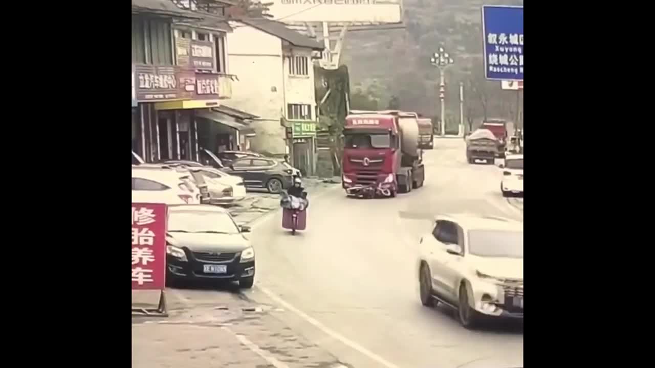 Video - Clip: Xe tải kéo lê xe máy và người đàn ông hàng mét sau va chạm
