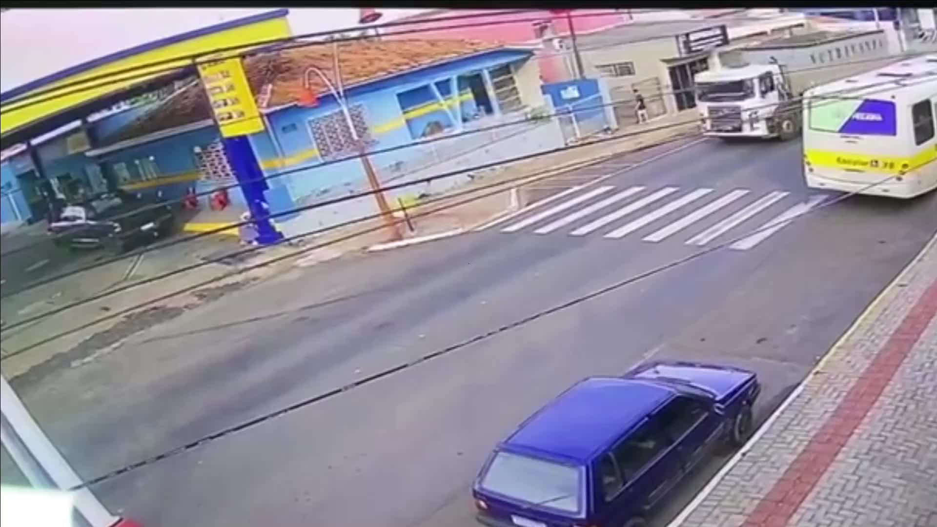 Video - Clip: Đi bộ qua đường, người phụ nữ bị xe tải cuốn vào gầm và cái kết