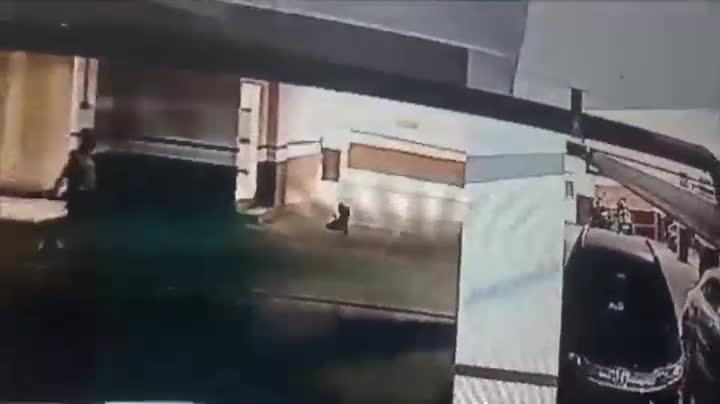 Video - Clip: Chơi trong bãi đậu xe, bé gái bị xe Mercedes cán trúng