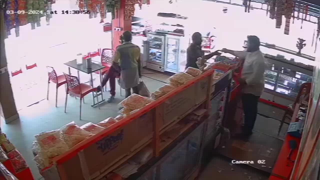 Video - Xe máy không người lái lao vào tiệm bánh suýt tông trúng người đàn ông