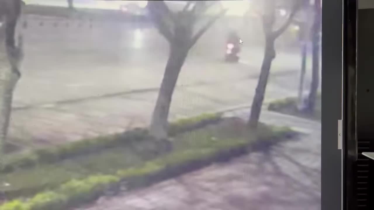 Video - Clip: Khoảnh khắc 2 xe máy va chạm khiến 3 người thương vong