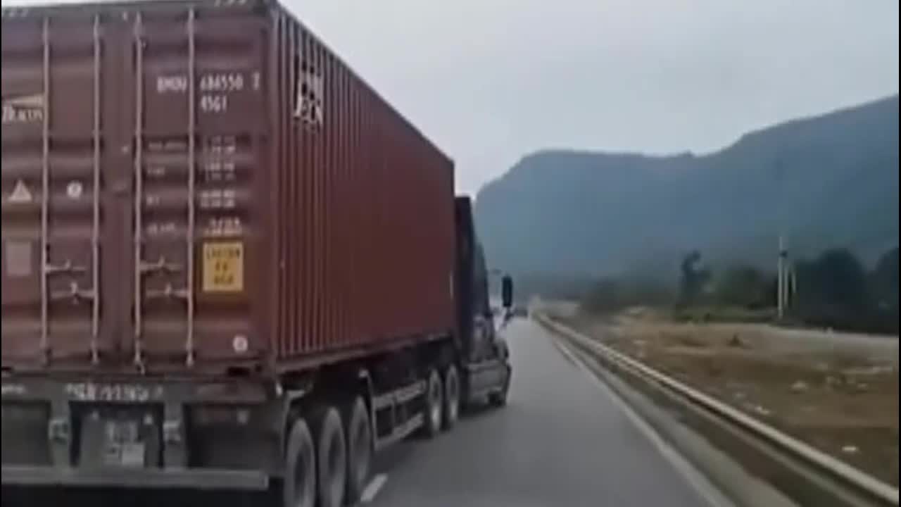 Video - Clip: Tài xế container lạng lách, tông vào xe CSGT trên cao tốc