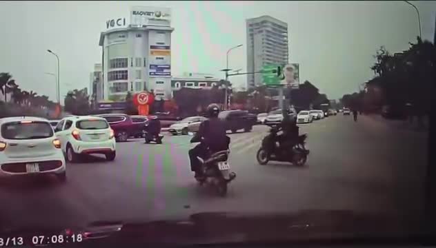 Video - Clip: Va chạm, người đàn ông cởi mũ bảo hiểm đập vỡ kính xe ô tô