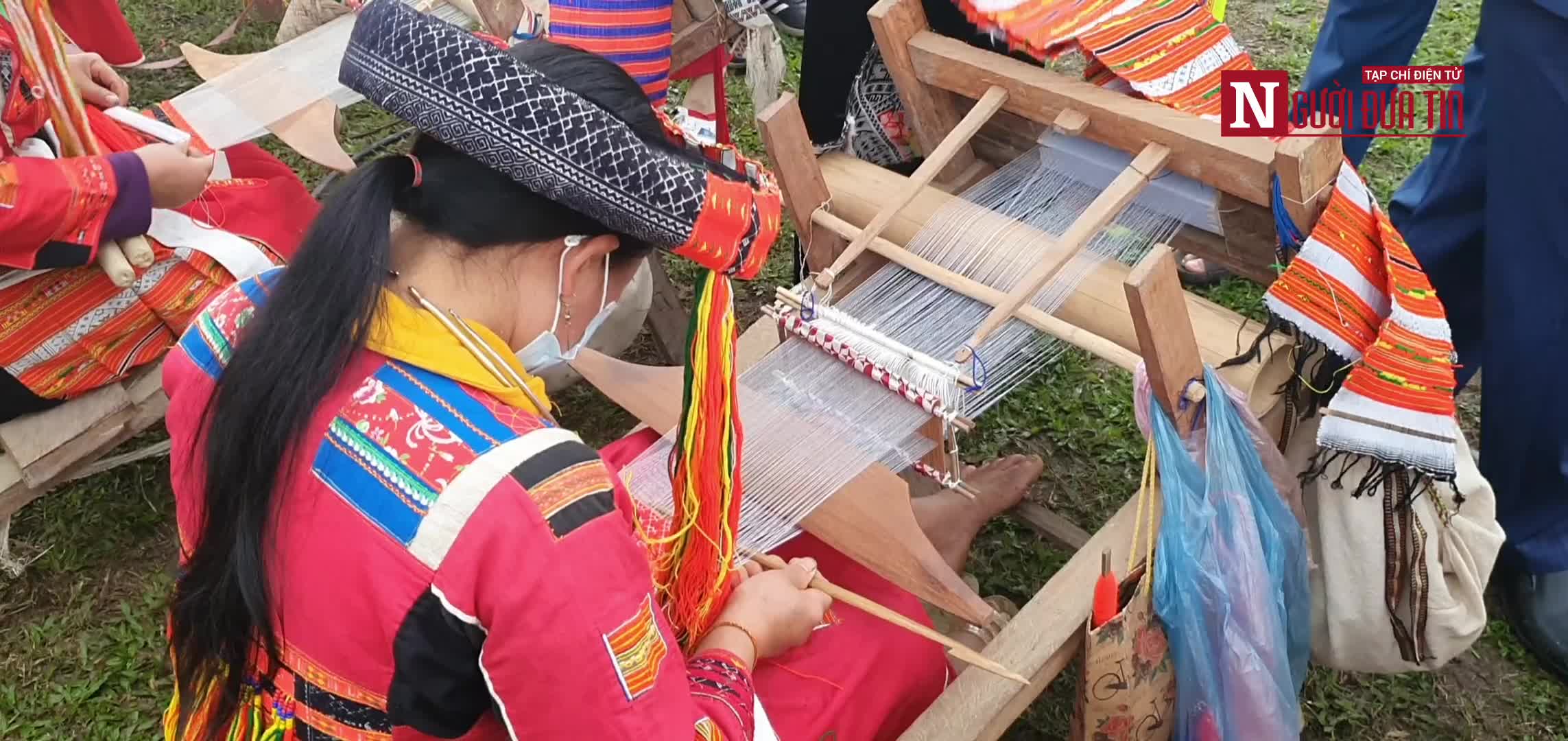 Văn hoá - Người Pà Thẻn - Tuyên Quang bảo tồn nghề dệt thổ cẩm và đan lát