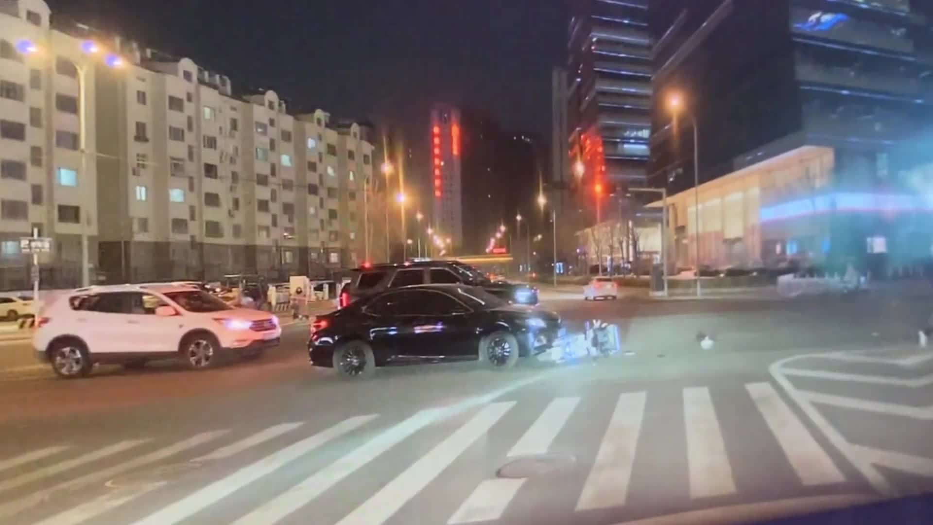 Video - Clip: Bị ô tô đâm trúng, nam thanh niên nhảy khỏi xe máy bỏ chạy
