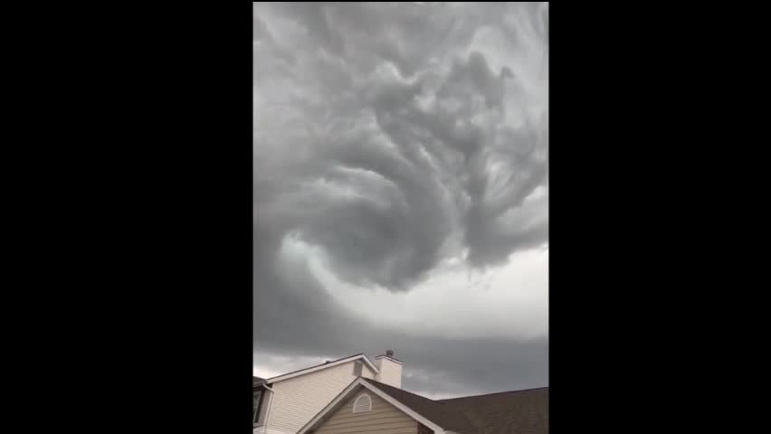 Video - Clip: Đám mây xoáy lớn xuất hiện trên bầu trời gây lo lắng cho người dân