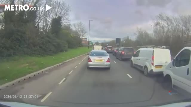 Video - Clip: Chạy sai làn đường, BMW bị xe buýt hai tầng tông bay