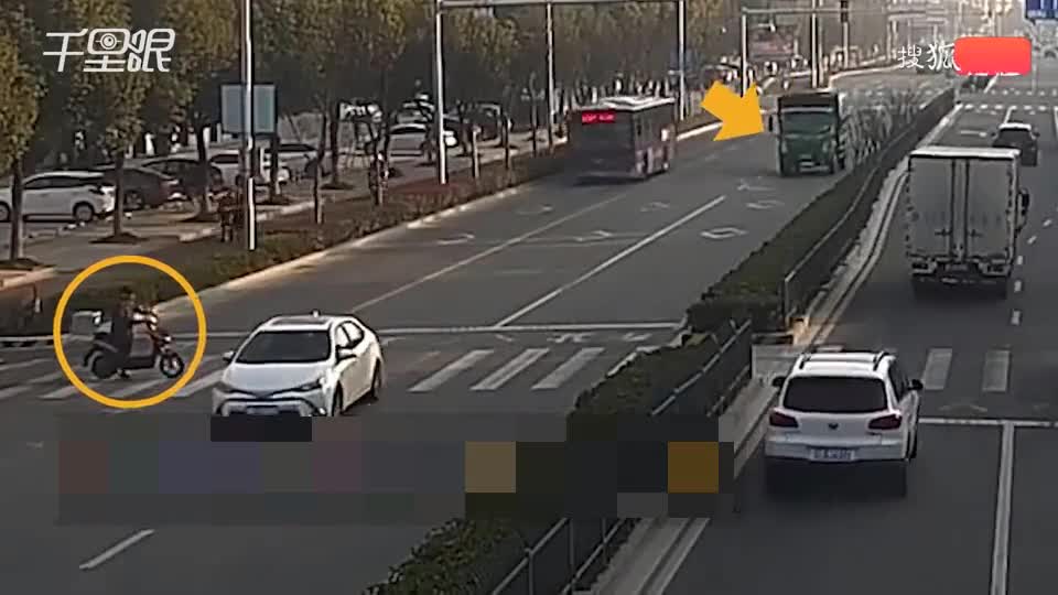 Video - Clip: Xe tải lật nghiêng, đè trúng người đàn ông đi xe máy qua đường