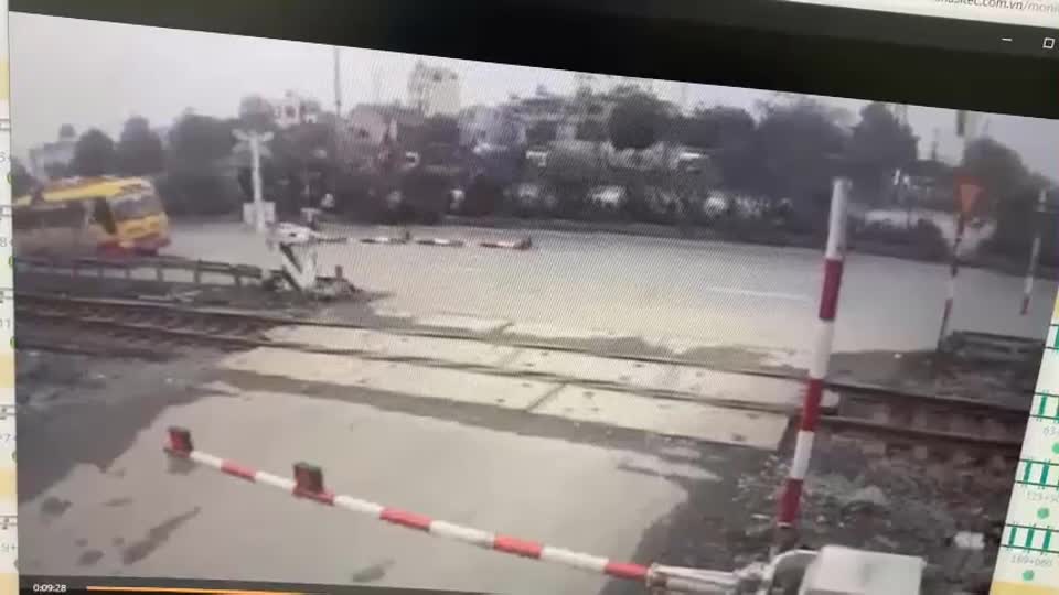 Video - Clip: Khoảnh khắc nữ sinh bị tàu hỏa tông trúng ở Hưng Yên