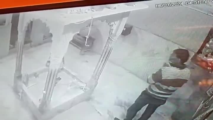 Video - Clip: Người đàn ông chắp tay cầu nguyện trước khi trộm tiền trong đền