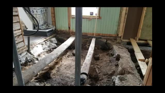 Video - Cải tạo sàn nhà, cặp vợ chồng phát hiện ngôi mộ cổ nằm ngay bên dưới