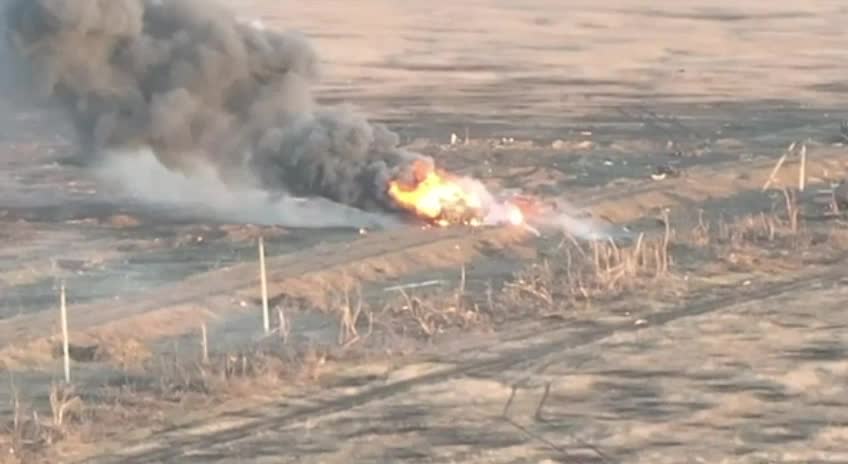 Thế giới - Đoàn xe quân sự Ukraine bị tấn công, xe bọc thép nổ tung, chìm trong lửa