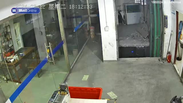 Video - Clip: Không chú ý, nam thanh niên giao hàng rơi xuống hố thang máy