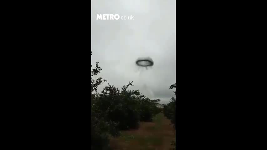 Video - Vòng tròn đen bí ẩn lơ lửng trên bầu trời khiến người dân hoảng sợ