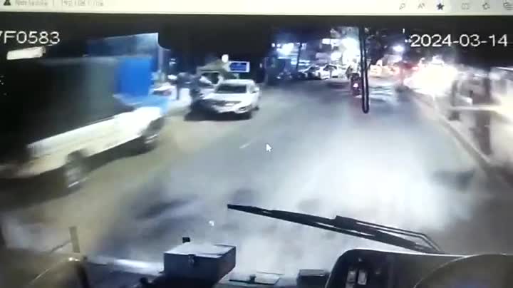 Video - Clip: Đang đi bộ, người đàn ông bất ngờ lao thẳng vào đầu xe buýt