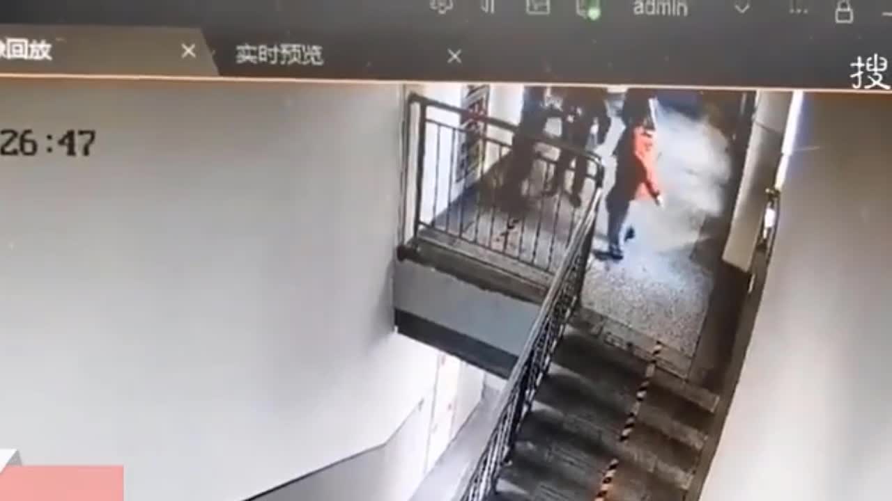 Video - Clip: Bị bạn đẩy vào lan can, bé trai rơi xuống cầu thang