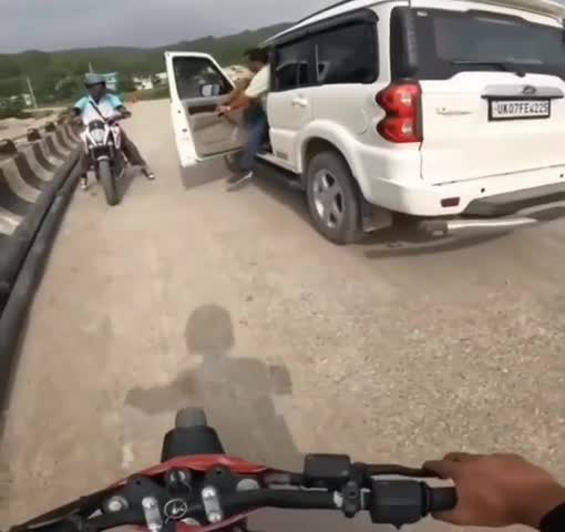 Video - Clip: Người đàn ông mở cửa ô tô, đánh thanh niên đi xe máy ngược chiều