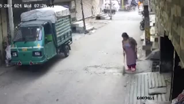 Video - Clip: Ô tô mất lái tông tử vong người phụ nữ đang quét dọn trước nhà