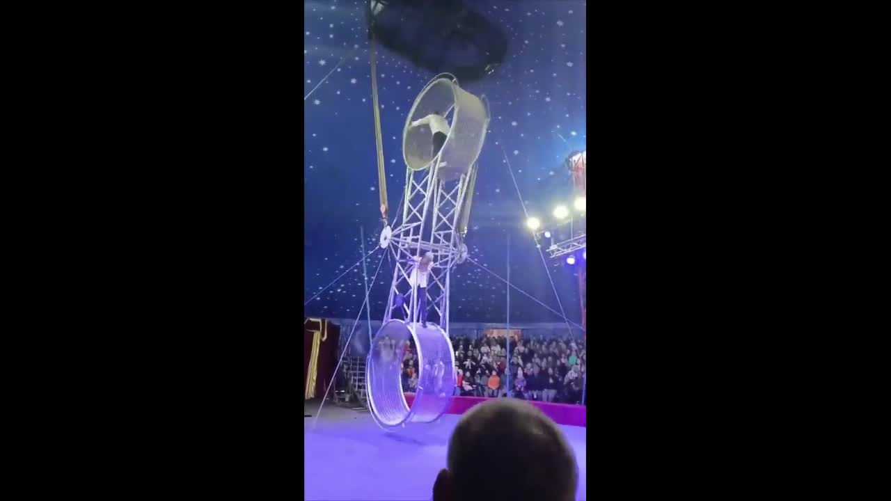 Video - Clip: Kinh hoàng nghệ sĩ xiếc nhào lộn rơi khỏi “bánh xe tử thần”