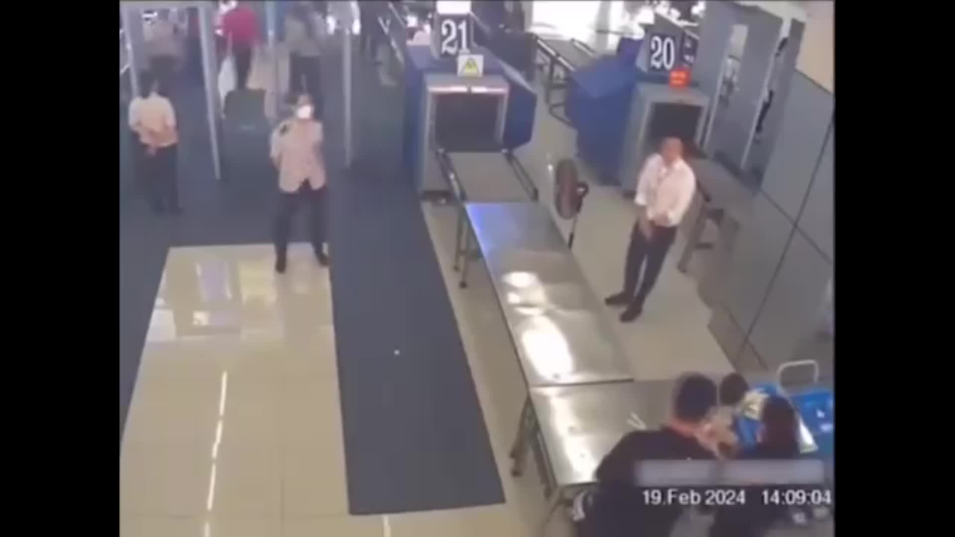 Video - Nữ nhân viên an ninh sân bay phản ứng cực nhanh, cứu em bé thoát nạn