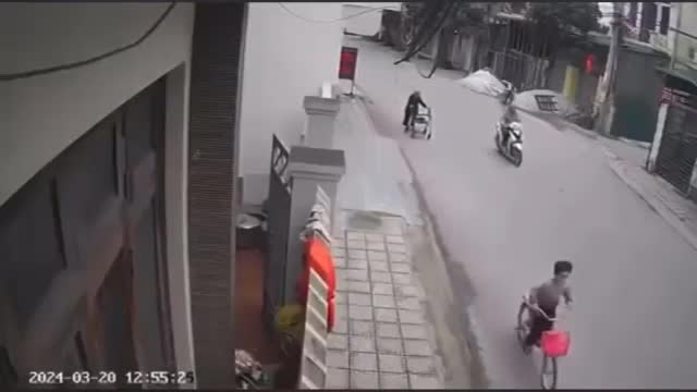 Video - Clip: Đang đi bộ trên đường, cụ bà bị máy xúc cán trúng
