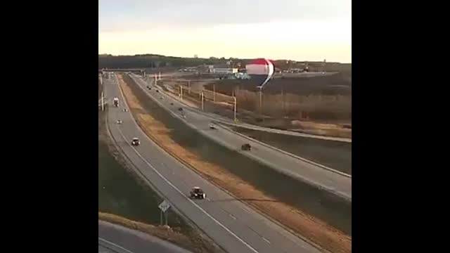 Video - Clip: Khinh khí cầu đâm vào đường dây điện khiến 3 người rơi xuống đất
