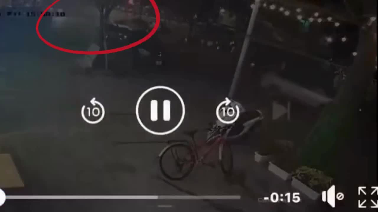Video - Clip: Dừng đèn đỏ, hai người đi xe máy bị taxi tông văng 7 mét