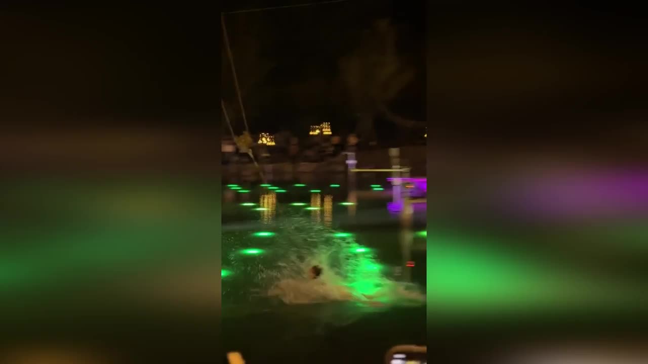 Video - Clip: Dây cáp lỗi, nữ diễn viên bị kéo lê trên mặt nước khi biểu diễn