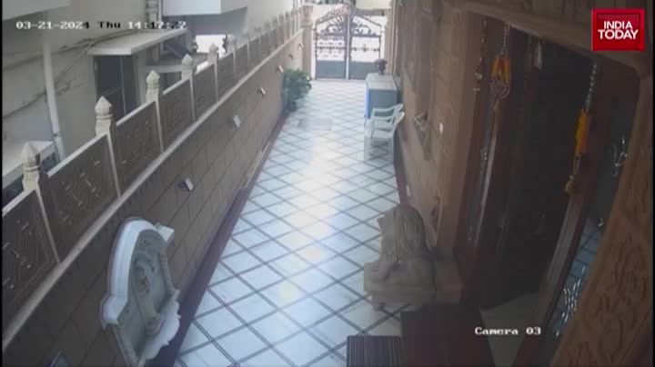 Video - Clip: Hai mẹ con hợp sức đánh đuổi tên cướp có súng ra khỏi nhà