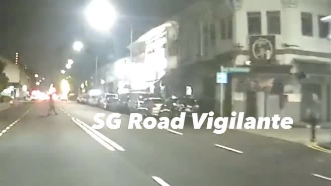 Video - Clip: Ô tô tông văng đôi nam nữ đi bộ rồi bỏ chạy khỏi hiện trường