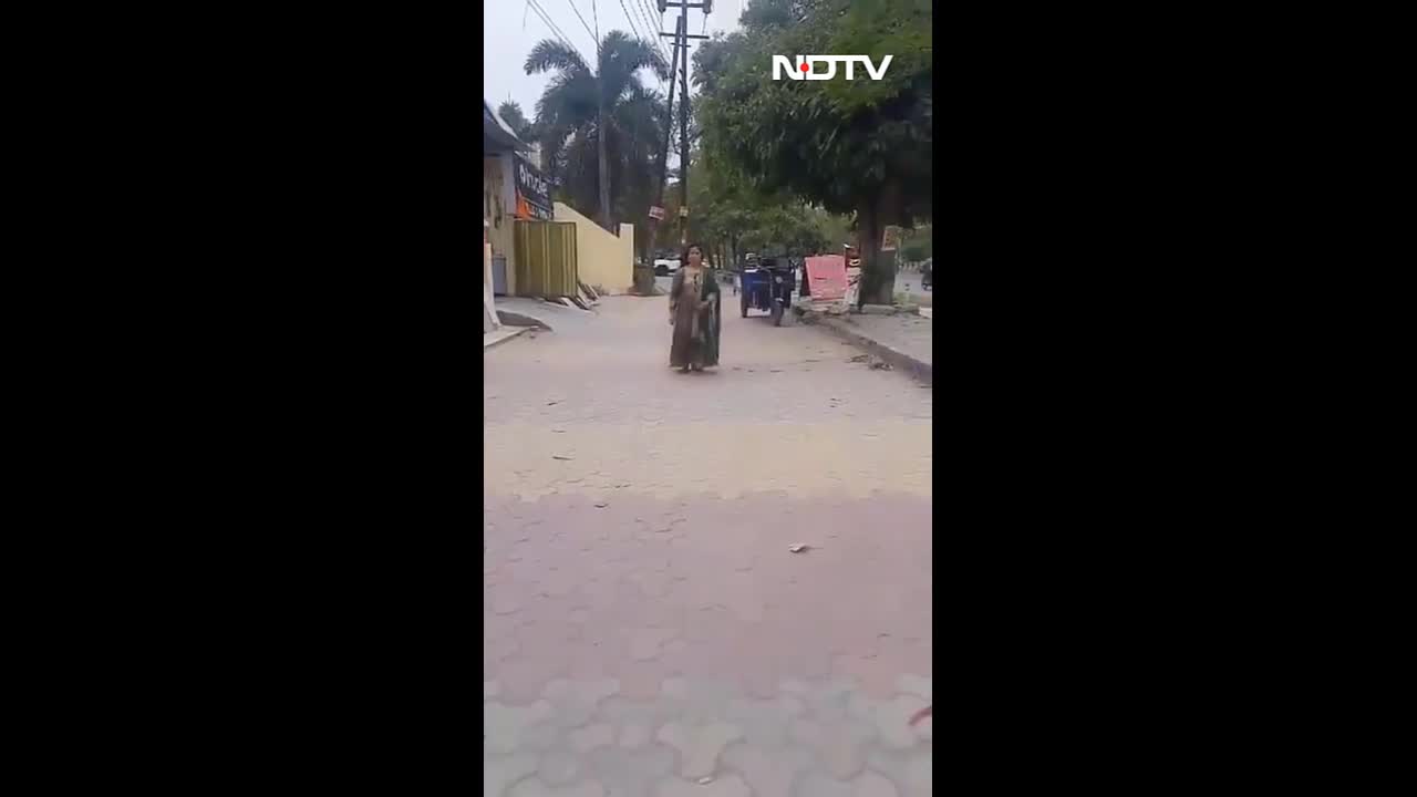 Video - Người phụ nữ bị cướp giật dây chuyền khi đang quay clip trên đường