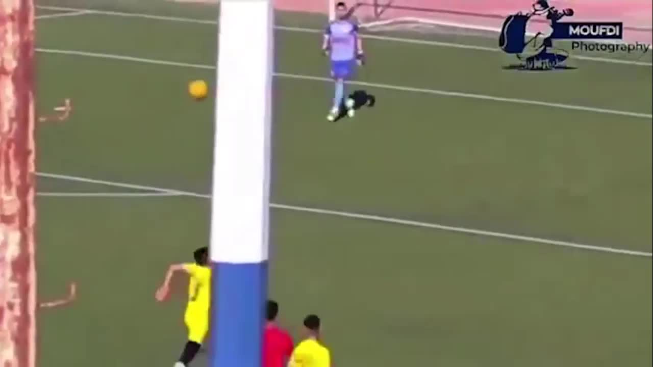 Video - Clip: Bị đối phương đá vào bụng, cầu thủ 17 tuổi tử vong trên sân